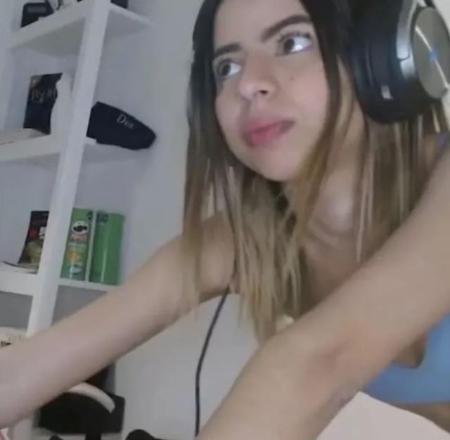 Canlı yayında cinsel ilişkiye giren kadın camı unutunca her şey anbean göründü