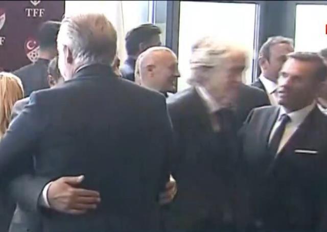 Her şey canlı yayına yansıdı! Jorge Jesus'tan Okan Buruk'a ortalığı ayağa kaldıran hareket