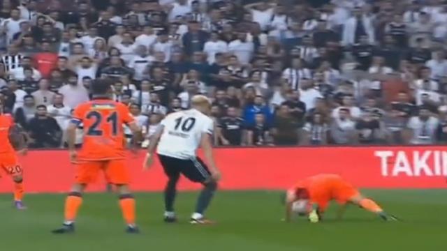 Beşiktaş-Başakşehir maçının önüne geçen pozisyon! Halil Umut Meler'in verdiği karar olay oldu