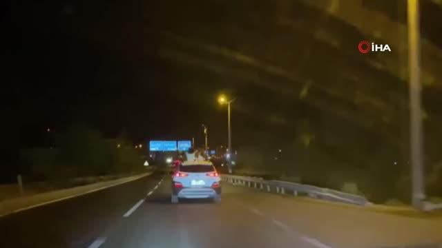 Otomobil tavanına çıkan çocukların tehlikeli yolculuğu yürekleri ağza getirdi