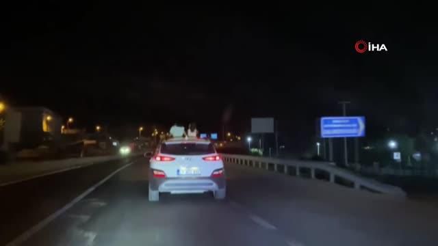 Otomobil tavanına çıkan çocukların tehlikeli yolculuğu yürekleri ağza getirdi