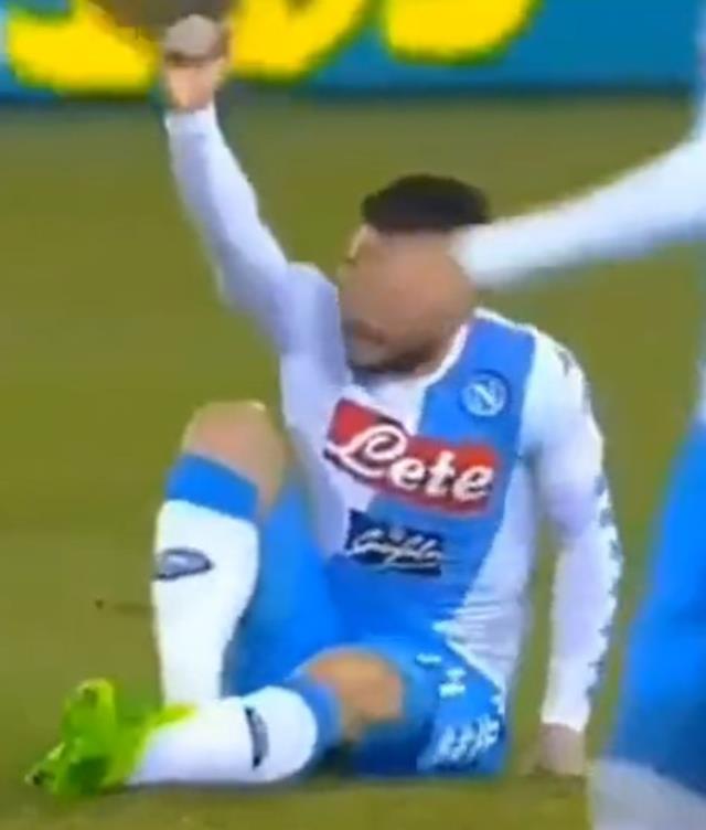 Herkes ağzı açık izledi! Mertens'in yerden kalkmak için yaptığı hareket olay oldu Herkes ağzı açık izledi! Mertens'in yerden kalkmak için yaptığı hareket olay oldu