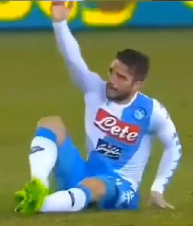 Herkes ağzı açık izledi! Mertens'in yerden kalkmak için yaptığı hareket olay oldu Herkes ağzı açık izledi! Mertens'in yerden kalkmak için yaptığı hareket olay oldu