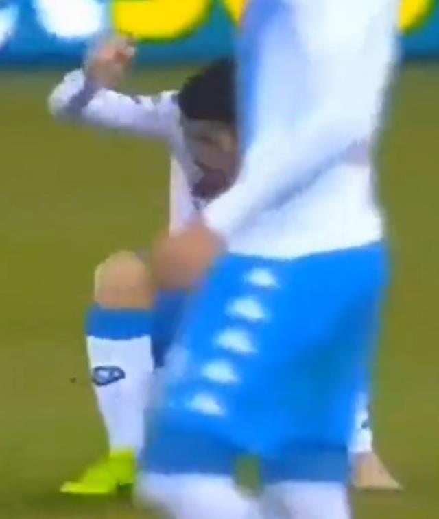 Herkes ağzı açık izledi! Mertens'in yerden kalkmak için yaptığı hareket olay oldu Herkes ağzı açık izledi! Mertens'in yerden kalkmak için yaptığı hareket olay oldu