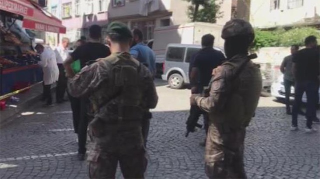 2 kişiyi öldürdükten sonra 2 polisi vurmuştu! Saldırgan viyadük altında yakalandı 2 kişiyi öldürdükten sonra 2 polisi vurmuştu! Saldırgan viyadük altında yakalandı