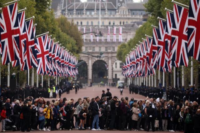 8 Eylül'de yaşamını yitiren 2. Elizabeth'in cenaze töreni başladı