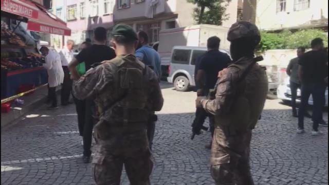 Fatih'te dehşet anları! Durdurduğu araçtaki 2 şüpheli şahıs tarafından silahla vurulan polis hastaneye kaldırıldı Fatih'te dehşet anları! Durdurduğu araçtaki 2 şüpheli şahıs tarafından silahla vurulan polis hastaneye kaldırıldı