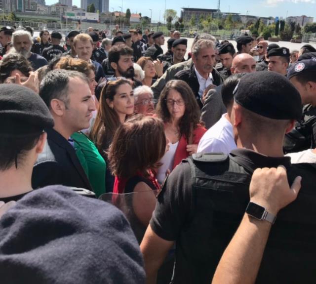 YSK üyelerine hakaret ettiği gerekçesiyle yargılandığı dava ertelenen Ekrem İmamoğlu: Boş işlerle uğraşmayıp bu defteri kapatsınlar YSK üyelerine hakaret ettiği gerekçesiyle yargılandığı dava ertelenen Ekrem İmamoğlu: Boş işlerle uğraşmayıp bu defteri kapatsınlar