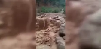 Adana'da heyelan nedeniyle mahalle yolu ulaşıma kapandı