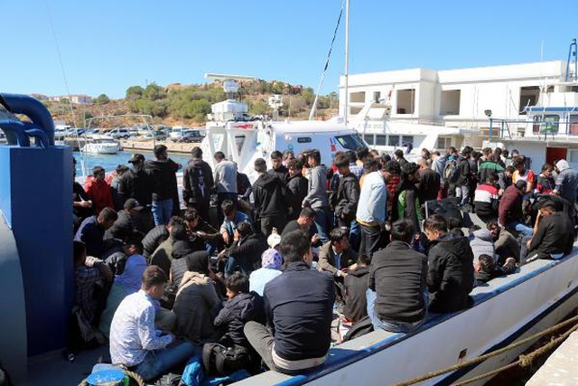 İzmir açıklarında balıkçı teknesinde gizlenmiş yüzlerce kaçak göçmen yakalandı İzmir açıklarında balıkçı teknesinde gizlenmiş yüzlerce kaçak göçmen yakalandı