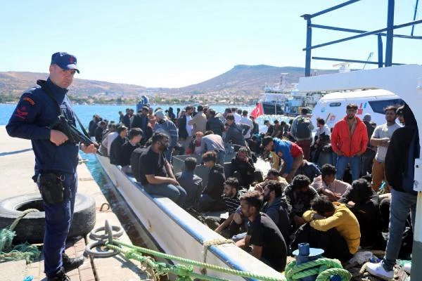İzmir açıklarında balıkçı teknesinde gizlenmiş yüzlerce kaçak göçmen yakalandı