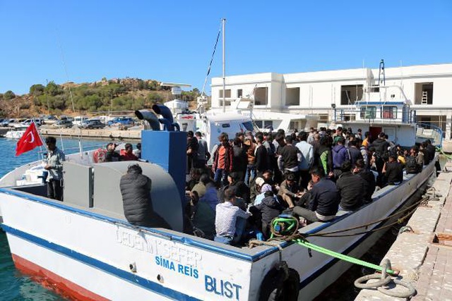 İzmir açıklarında balıkçı teknesinde gizlenmiş yüzlerce kaçak göçmen yakalandı İzmir açıklarında balıkçı teknesinde gizlenmiş yüzlerce kaçak göçmen yakalandı