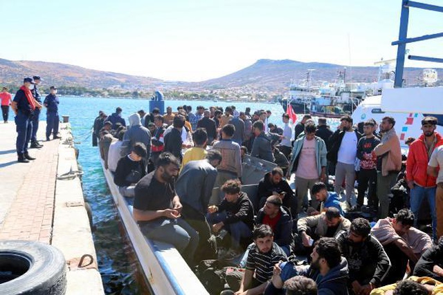 İzmir açıklarında balıkçı teknesinde gizlenmiş yüzlerce kaçak göçmen yakalandı İzmir açıklarında balıkçı teknesinde gizlenmiş yüzlerce kaçak göçmen yakalandı