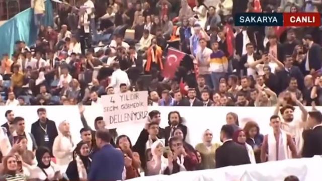 Cumhurbaşkanı Erdoğan'ın sözlerine gençler alkışla karşılık verdi: 8 ay sonra birilerini deli edeceksiniz Cumhurbaşkanı Erdoğan'ın sözlerine gençler alkışla karşılık verdi: 8 ay sonra birilerini deli edeceksiniz