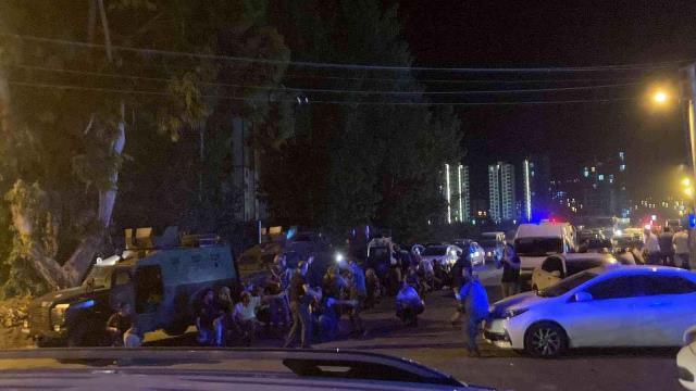 Mersin'de polisevine silahlı saldırı: 1 polis şehit oldu 1 polis yaralandı Mersin'de polisevine silahlı saldırı: 1 polis şehit oldu 1 polis yaralandı