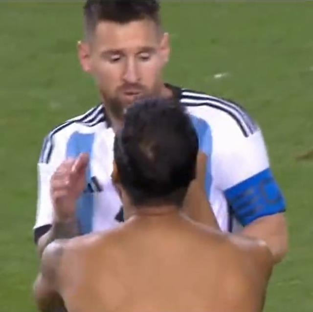 Neye uğradığını şaşırdı! Yarı çıplak taraftarın Messi'ye yaptıkları maçın önüne geçti Neye uğradığını şaşırdı! Yarı çıplak taraftarın Messi'ye yaptıkları maçın önüne geçti