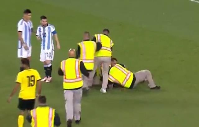 Neye uğradığını şaşırdı! Yarı çıplak taraftarın Messi'ye yaptıkları maçın önüne geçti Neye uğradığını şaşırdı! Yarı çıplak taraftarın Messi'ye yaptıkları maçın önüne geçti