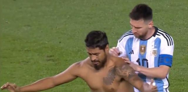 Neye uğradığını şaşırdı! Yarı çıplak taraftarın Messi'ye yaptıkları maçın önüne geçti Neye uğradığını şaşırdı! Yarı çıplak taraftarın Messi'ye yaptıkları maçın önüne geçti