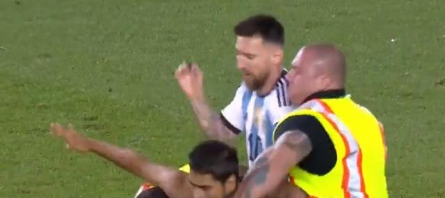 Neye uğradığını şaşırdı! Yarı çıplak taraftarın Messi'ye yaptıkları maçın önüne geçti Neye uğradığını şaşırdı! Yarı çıplak taraftarın Messi'ye yaptıkları maçın önüne geçti