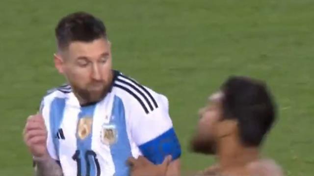 Neye uğradığını şaşırdı! Yarı çıplak taraftarın Messi'ye yaptıkları maçın önüne geçti Neye uğradığını şaşırdı! Yarı çıplak taraftarın Messi'ye yaptıkları maçın önüne geçti
