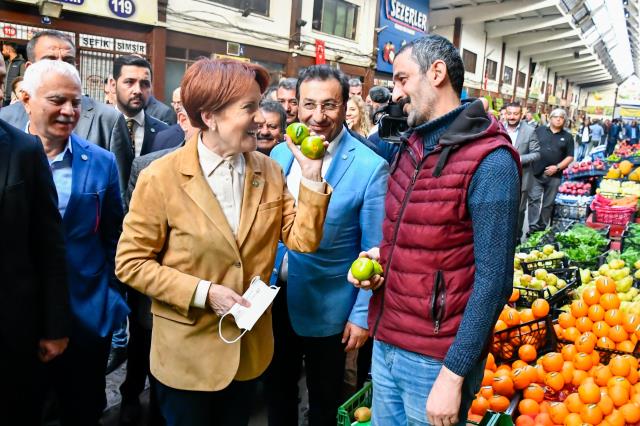Esnafın '6'lı masada çatlak ses çıkarmayın' çağrısına Akşener'den yanıt: Bizim o masada yamuğumuz olmaz Esnafın '6'lı masada çatlak ses çıkarmayın' çağrısına Akşener'den yanıt: Bizim o masada yamuğumuz olmaz
