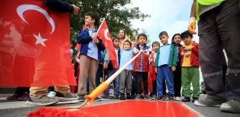 Öğrenciler yaya geçitlerini 'Hayata saygı duruşu' sloganıyla kırmızıya boyadı