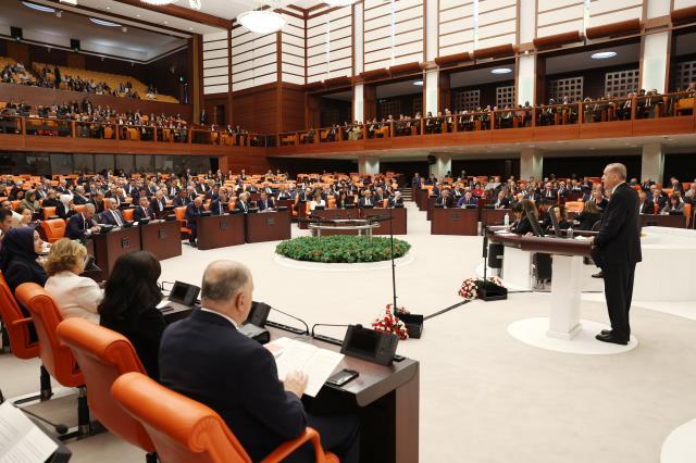 Cumhurbaşkanı Erdoğan'dan TBMM'nin yeni yasama döneminde 'yeni anayasa' sözleri: Darbe dönemlerinin son izini de sileceğiz Cumhurbaşkanı Erdoğan'dan TBMM'nin yeni yasama döneminde 'yeni anayasa' sözleri: Darbe dönemlerinin son izini de sileceğiz