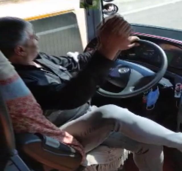 Seyir halindeki otobüsün şoförü ayağa kalkıp halay çekti! Tepki çeken anlar kamerada Seyir halindeki otobüsün şoförü ayağa kalkıp halay çekti! Tepki çeken anlar kamerada