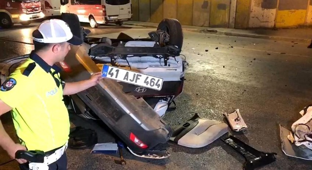 Ümraniye'de refüje çarpan otomobil köprüden aşağıya uçtu! Ölü ve yaralılar var Ümraniye'de refüje çarpan otomobil köprüden aşağıya uçtu! Ölü ve yaralılar var