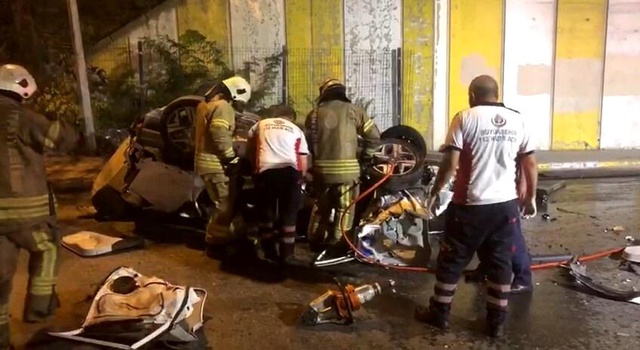 Ümraniye'de refüje çarpan otomobil köprüden aşağıya uçtu! Ölü ve yaralılar var Ümraniye'de refüje çarpan otomobil köprüden aşağıya uçtu! Ölü ve yaralılar var