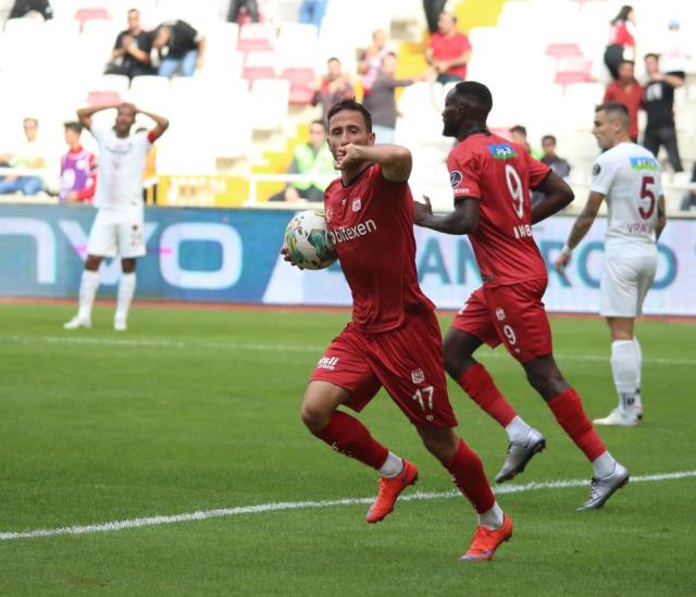 Volkan Demirel müthiş başladı! Hatayspor, Sivasspor deplasmanında 2 golle güldü Volkan Demirel müthiş başladı! Hatayspor, Sivasspor deplasmanında 2 golle güldü