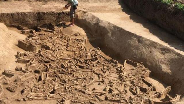 7 bin yıllık mezarın içerisine giren arkeologlar küçük dillerini yuttu: Bu manzara çok ürkütücü 7 bin yıllık mezarın içerisine giren arkeologlar küçük dillerini yuttu: Bu manzara çok ürkütücü