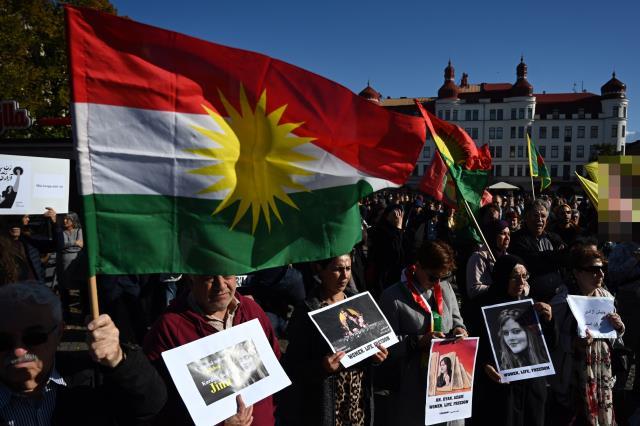 İsveç'te yeni skandal! İran'a yönelik protestoda terör örgütü YPG/PKK paçavraları açıldı