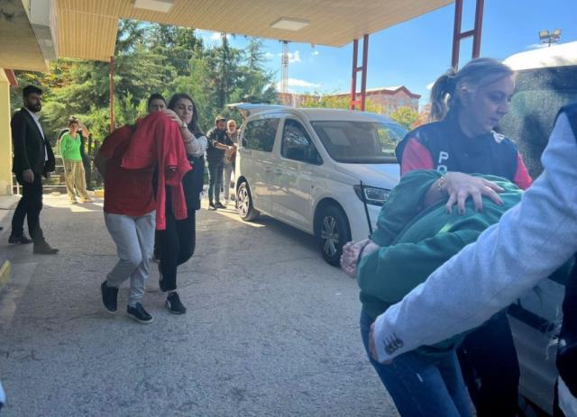 Müzisyen Onur Şener'in öldürülmesiyle ilgili gözaltına alınan 3 kişi tutuklandı, 2 kişi serbest bırakıldı Müzisyen Onur Şener'in öldürülmesiyle ilgili gözaltına alınan 3 kişi tutuklandı, 2 kişi serbest bırakıldı