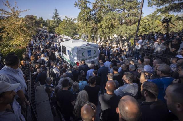 Öldürülen müzisyen Onur Şener toprağa verildi, CHP lideri Kemal Kılıçdaroğlu da tabuta omuz verdi