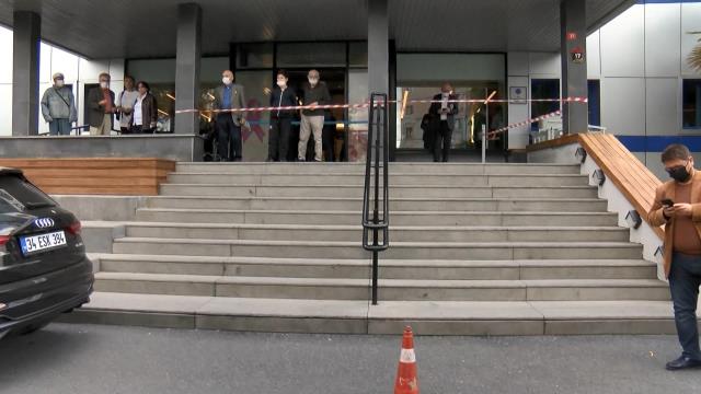 Ataşehir'de tepki çeken görüntülerin kaydedildiği hastanenin kapısına şerit çekildi Ataşehir'de tepki çeken görüntülerin kaydedildiği hastanenin kapısına şerit çekildi