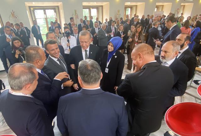Cumhurbaşkanı Erdoğan, Macron'u Türk Devletleri Teşkilatı'na davet etti: Gel seni de alalım Türk Birliği'ne, her şey Avrupa'dan ibaret değil Cumhurbaşkanı Erdoğan, Macron'u Türk Devletleri Teşkilatı'na davet etti: Gel seni de alalım Türk Birliği'ne, her şey Avrupa'dan ibaret değil