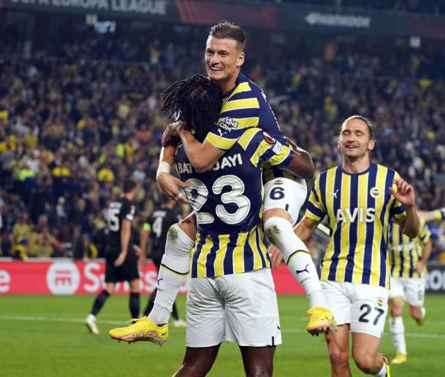 Güle oynaya lider! Avrupa Ligi'nde Fenerbahçe, AEK Larnaca'ya göz açtırmadı