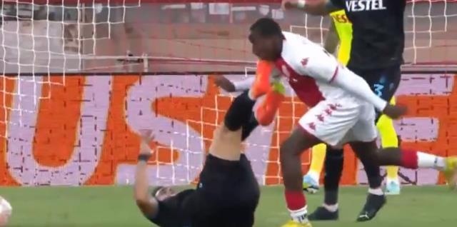 Ne gerek vardı bu harekete! Trabzonspor'un yıldızı Monaco maçında yaptığı ile pes dedirtti Ne gerek vardı bu harekete! Trabzonspor'un yıldızı Monaco maçında yaptığı ile pes dedirtti
