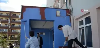 Okulu öğretmenler ve okul yöneticileri boyadı