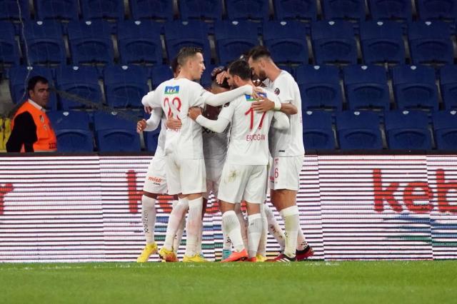 Başakşehir'e evinde soğuk duş! Sivasspor ilki yaşattı Başakşehir'e evinde soğuk duş! Sivasspor ilki yaşattı