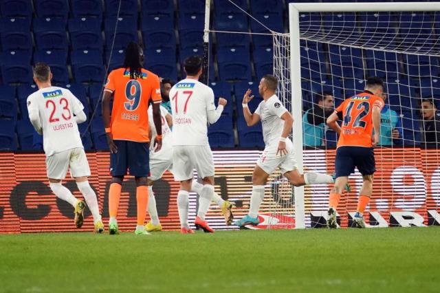 Başakşehir'e evinde soğuk duş! Sivasspor ilki yaşattı Başakşehir'e evinde soğuk duş! Sivasspor ilki yaşattı