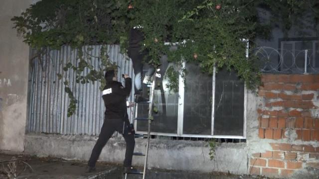 Polislerin 'hırsız var' diye tırmandıkları evden yavru kedi çıktı Polislerin 'hırsız var' diye tırmandıkları evden yavru kedi çıktı