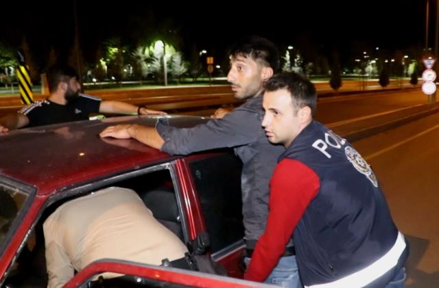 Muayenesiz ve sigortasız araçla polisten kaçtı! Yakalanınca söyledikleri şaşırttı