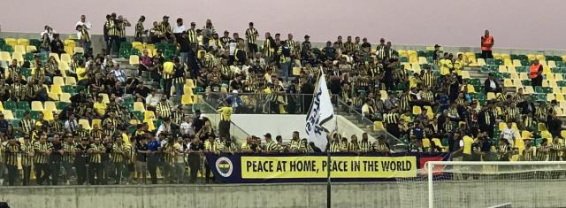 Fenerbahçe taraftarından Güney Kıbrıs'ta Atatürk'lü mesaj! Açılan pankarta beğeni yağıyor