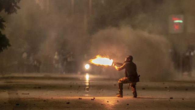 İran'dan sonra Tunus'ta da polis şiddeti! Halk sokaklarda protesto düzenliyor