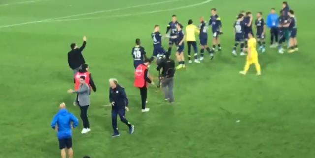 Batshuayi'yi kenarda gören Jorge Jesus sinirden çılgına döndü! Yaptığı hareket çok konuşulur Batshuayi'yi kenarda gören Jorge Jesus sinirden çılgına döndü! Yaptığı hareket çok konuşulur