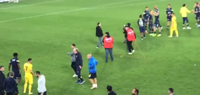 Batshuayi'yi kenarda gören Jorge Jesus sinirden çılgına döndü! Yaptığı hareket çok konuşulur Batshuayi'yi kenarda gören Jorge Jesus sinirden çılgına döndü! Yaptığı hareket çok konuşulur