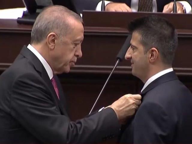 Cumhurbaşkanı Erdoğan, AK Parti'ye katılan Mehmet Ali Çelebi'ye rozetini bizzat taktı! Sözleri salonu coşturdu