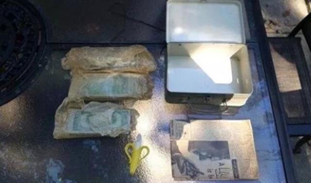Evinin tadilatı sırasında şans eseri buldu, çantanın içinden çıkanları milyonlarca kişi izledi Evinin tadilatı sırasında şans eseri buldu, çantanın içinden çıkanları milyonlarca kişi izledi